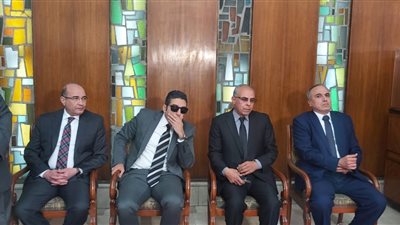نجل مرسي عطا الله يتقدم مشيعي جثمان والده من جريدة الأهرام