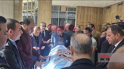 انهيار أسرته.. تشييع جثمان الكاتب الصحفي مرسي عطا الله من مسجد عمر مكرم | بث مباشر 