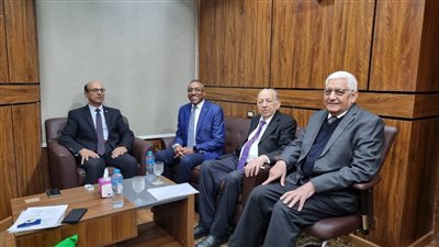 رئيس جامعة أسيوط يلتقي عضو المجلس الاستشاري الرئاسي لكبار حكماء وعلماء مصر