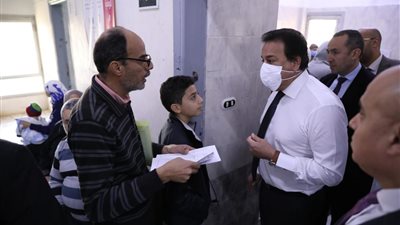 وقف في الطابور مع المواطنين.. وزير الصحة في جولة مفاجئة للإدارة الصحية بالشيخ زايد