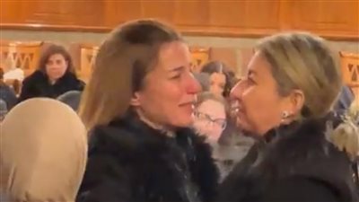 انهيار ودعم الفنانين.. أبرز لقطات عزاء والد إيناس كامل بمسجد الرحمن الرحيم