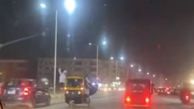 لحظة استعراض سائق توكتوك أثناء حفل زفاف أحد أصدقائه بالمقطم.. والأمن يضبطه| فيديو
