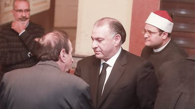 الإعلامي محمد فودة يقدم واجب العزاء في وفاة والد الفنانة إيناس كامل | صور