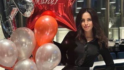 بـ شورت جلد.. آمال ماهر تحتفل بعيد ميلادها الـ38 