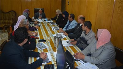 نائب رئيس جامعة الأزهر يجتمع مع مسئولي لجنة البيئة وخدمة المجتمع بكليات فرع الوجه القبلي