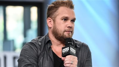 بعد نجاح أغنيته.. المغني الأمريكي كايل جاكوبس ينهي حياته بمسدس ناري