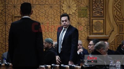 الحزن يسيطر على وجه حكيم خلال عزاء شقيقه الأكبر.. وعصام كاريكا يواسيه | صور