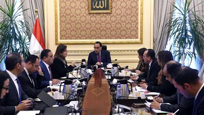 رئيس الوزراء يتابع مع وزيرة التخطيط نتائج الجولة الترويجية للاستثمار