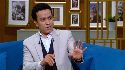 سامح حسين باكيًا: كافحت مع والدتي عشان أربي إخواتي وكنا بناكل بواقي الأكل