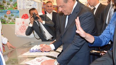 خلال جولته بمعارض أهلا رمضان رفقة رضا حجازي.. وزير التنمية المحلية يعدل سعر طبق البيض لـ85 جنيهًا