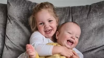 يصيب واحدًا من بين 25 ألف.. أصغر مولود يتلقى حقنة ثورية في المخ لمحاربة مرض باتن