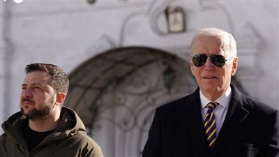 بايدن يتعهد بتقديم أسلحة ومعدات ثقيلة لدعم أوكرانيا في الحرب الروسية