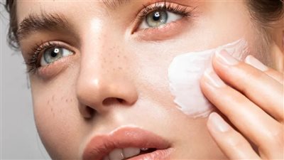 4 نصائح لتعزيز نضارة البشرة.. أهمها الترطيب