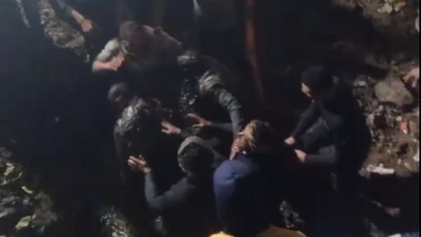 لحظة انتشال جثة الطفل