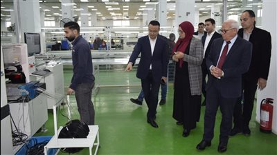 محافظ بورسعيد ووزير الصناعة الأوزباكستاني يتفقدان عدد من المصانع | صور 
