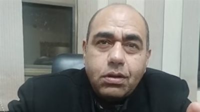 عامل بمحل كشري يفتتح مركزًا طبيًا بالسويس.. ونقيب الأطباء: يدعي العلاج بالحلبة والعسل لخداع المواطنين | بث مباشر