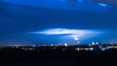 ما لا تعرفه عن برق أو ضوء الزلزال.. يظهر قبل الهزات الكبيرة وله أكثر من دلالة