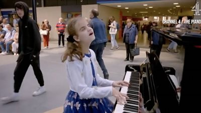 فتاة كفيفة تذهل الحضور بعزفها على البيانو لواحدة من أشهر المقطوعات الموسيقية