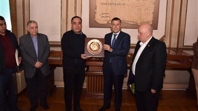 رئيس جامعة عين شمس يستقبل نائب وزير الزراعة الأوزبكي| صور