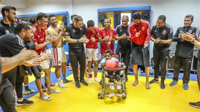 القندوسي أهداه تيشرت.. الأهلي يستجيب لطلب طفل من ذوي الهمم ويحتفل بعيد ميلاده | صور
