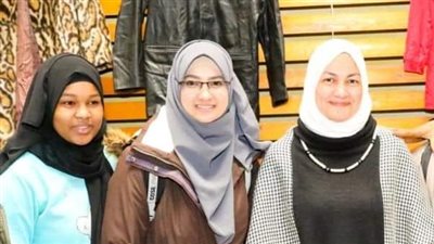 مستشارة شيخ الأزهر لشؤون الوافدين تتفقد معرض الكساء الخيري 