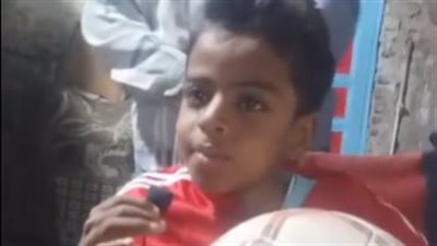 الطفل عبد الله يعرب عن سعادته لاحتفال لاعبي الأهلي بعيد ميلاده: فرحت لما قابلتهم وأتصورت معاهم| بث مباشر