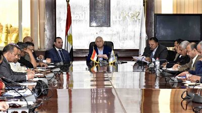 محافظ الأقصر يبحث المشاريع المتعثرة تمهيدا لعرضها على مجلس الوزراء