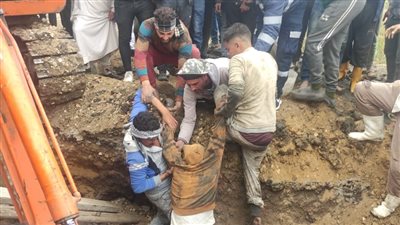 إنقاذ حياة عامل بعد انهيار بئر صرف صحي عليه بالشرقية