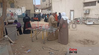 الأم والأب وأبناؤهما.. انهيار أهالي ضحايا تسرب الغاز أمام المشرحة ببني سويف| صور