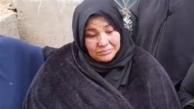 انهيار زوجة موظف توفى خلال العمل بالشرقية: قبل ما يمشي مسك إيد ابنه ووصاه عليّ | بث مباشر