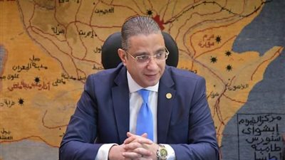 محافظ الفيوم يناقش آليات الإسراع بتنفيذ المشروعات المتعثرة بالخطط الاستثمارية