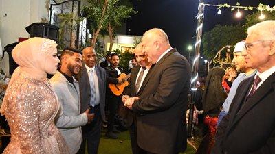 جبر الخواطر.. محافظ قنا يشارك فتاة كريمة النسب حفل زفافها