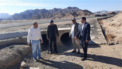 لجنة من إدارة الأزمات تتابع مخرات السيول والطرق والبرابخ بسفاجا | صور