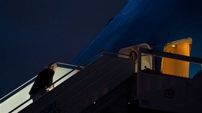 لحظة سقوط الرئيس الأمريكي أثناء صعوده سلم الطائرة الرئاسية | فيديو