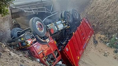 إصابة سائق في انقلاب سيارة نقل محملة بالرمال أعلى كوبري فرعي بسوهاج