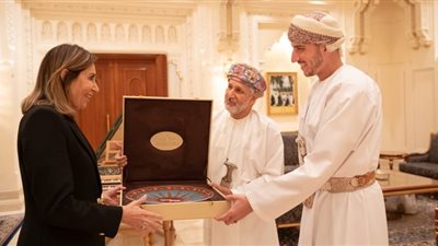 وزيرة الثقافة تزور الأوبرا السلطانية مسقط وتبحث سبل التعاون بين الدارين المصرية والعمانية