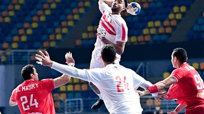 يد الزمالك يسعى لتدعيم صفوفه بلاعب الأهلي قبل السوبر الإفريقي وكأس الكؤوس