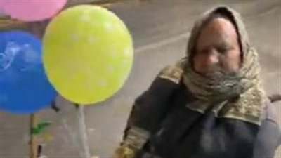 رغم إعاقته..عم حجاج يكافح لبيع التحف والبرديات بكورنيش الأقصر: السياح معجبين بإصراري| بث مباشر 