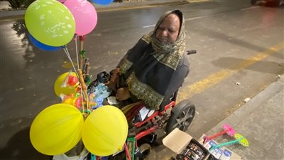  ربيت عيالي من عرق جبيني.. حجاج مسن قعيد يبيع ألعاب الأطفال بكورنيش الأقصر