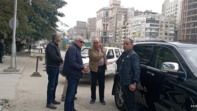 محافظ الجيزة يعاقب رئيس قطاع النظافة بحي جنوب لوجود مخلفات بالطريق 