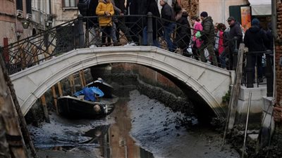 البندقية بلا مياه.. أشهر مدن إيطاليا السياحية تواجه خطر الجفاف | صور