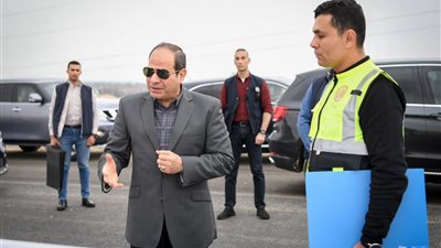 السيسي يطلع على سير العمل في مشروعات المحاور والطرق بالجيزة 