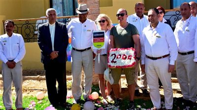 من أجل السلام.. فندق بمرسى علم يزرع الشجرة رقم 2000 لسائح من ألمانيا