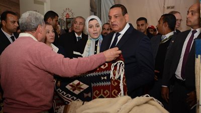 وزير التنمية المحلية يشارك في افتتاح معرض ديارنا للحرف اليدوية والتراثية ويتفقد جناح أيادي مصر