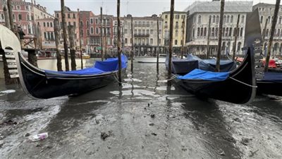 جفاف قنوات المياه في مدينة فينيسيا الإيطالية |صور 