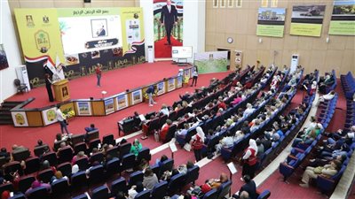 بحضور 15 سيدة أعمال من دول العالم.. محافظ الوادي الجديد يشهد مؤتمر سيدات أعمال مصر 21