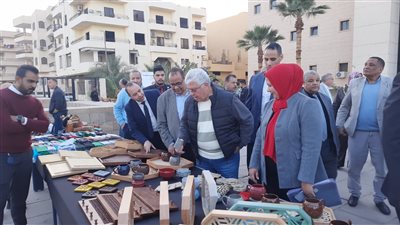 وزير التعليم العالي يتفقد معرض أيادي الجنوب في طريق الكباش بالأقصر