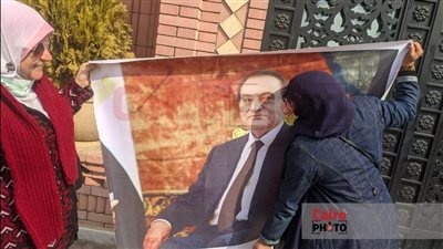 يحملون صورته.. محبو الراحل محمد حسني مبارك يحيون الذكرى الثالثة لوفاته | بث مباشر