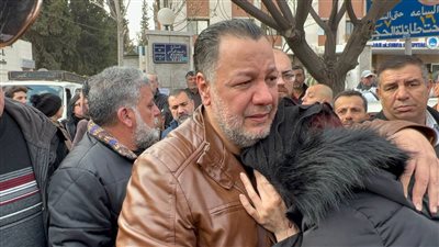 انهيار زوجة الفنان السوري شادي زيدان أثناء تشييع جثمانه من دمشق | صور