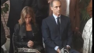 بحضور مي سليم.. جمال مبارك يحيي الذكرى الثالثة لوفاة والده من أمام قبره | بث مباشر